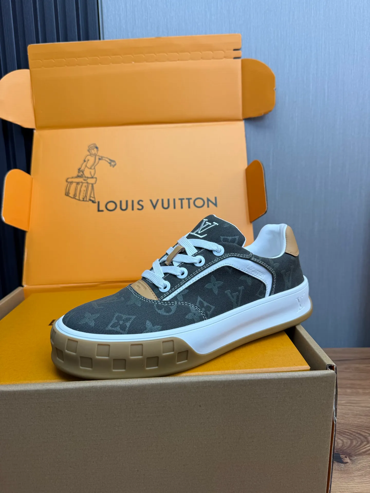 Men's shoes 620💰 Lv. Top purchasing agent🇮🇹 Louis Vuitton, sports sneakers counter synchronization, uppers imported from Italy, high-quality splicing and complex handicrafts, imported mesh pads are soft and comfortable, soles: original factory special soles, TPU exclusive movable molded soles super comfortable, original factory single goods, 🔍🔍high quality, you can enter and exit the counter at will, welcome to compare, code number 38-44 (customized 38.45)